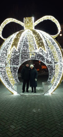 Новогодний шар около кинотеатра