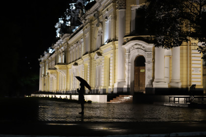 Лавочка возле крыльца Центра эстетического воспитания