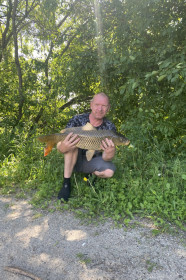 Улов мужа на озере в Садовом