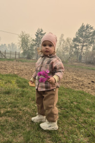 Девочка Есения с амурским багульник