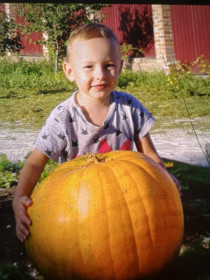 Мы оба как солнышки. Эту тыкву Я вырастил сам, у бабушки и дедушки.