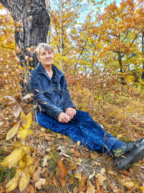 Моя мамуля на привале в осеннем лесу Моховой пади.