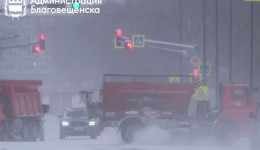 Мэр Благовещенска поручил в максимально короткие сроки очистить крыши зданий от снега