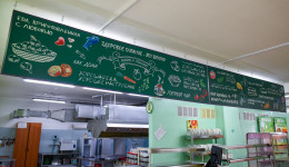 «Не менее 60 школьных кафе в 2026 году»: Василий Орлов обозначил задачи по улучшению питания школьников