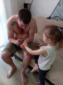 Папа — мастер маникюра. Как не помочь принцессе