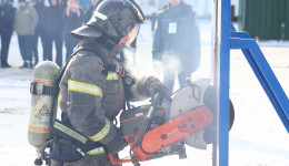 Испытание огнем и водой: как в Благовещенске впервые соревновались будущие пожарные