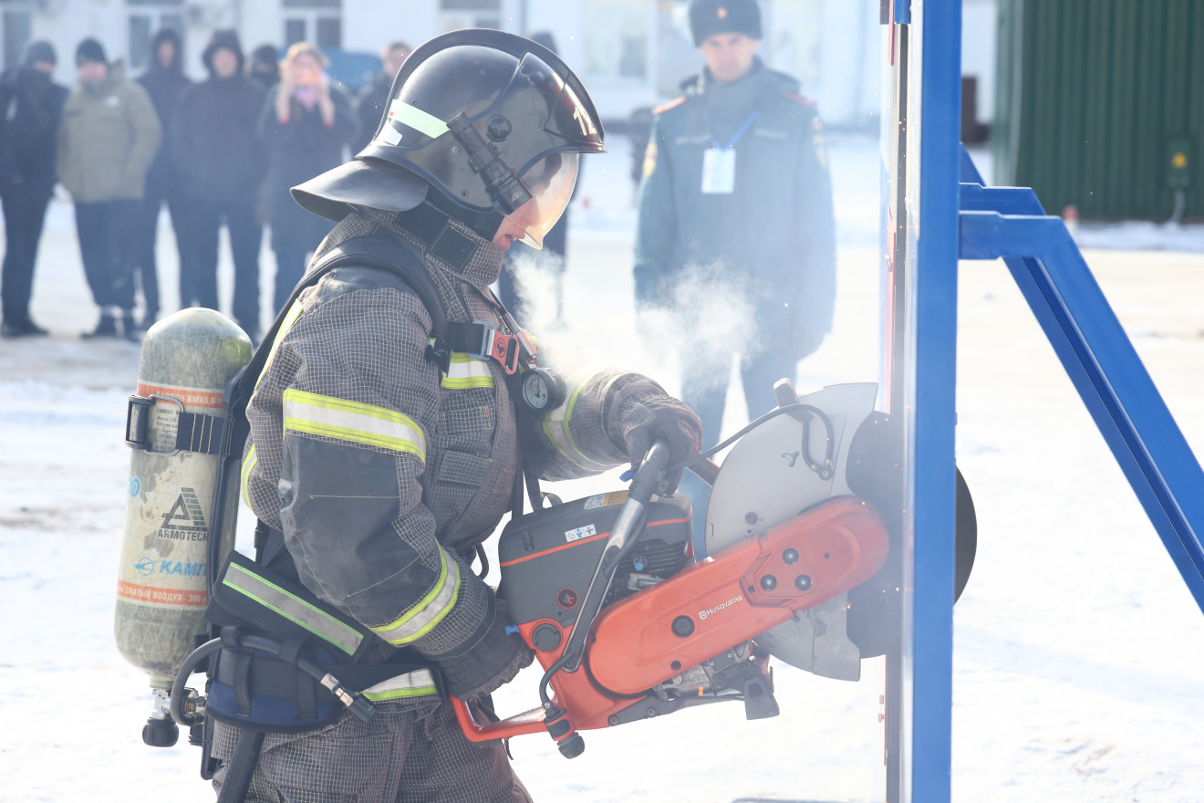 Испытание огнем и водой: как в Благовещенске впервые соревновались будущие пожарные