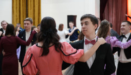 «Пронизаны юностью»: студенты Благовещенска облачились в костюмы и платья на Святочном балу в АГМА