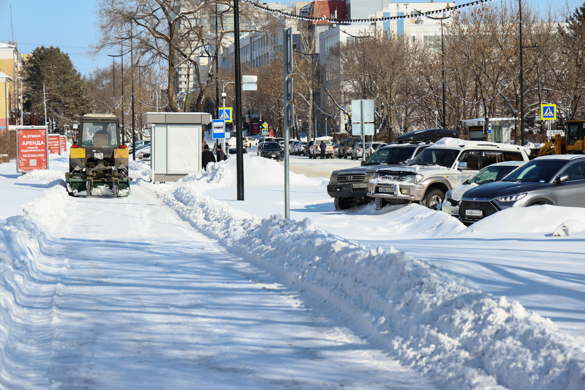 Последний снегопад зимы: фоторепортаж с заснеженных улиц Благовещенска