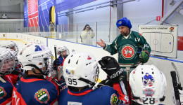 Уважай партнера – бей точно: чемпион мира Данис Зарипов дал мастер-класс хоккеистам Благовещенска