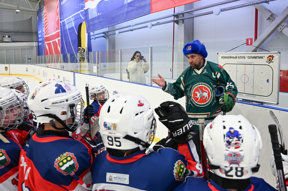 Уважай партнера – бей точно: чемпион мира Данис Зарипов дал мастер-класс хоккеистам Благовещенска