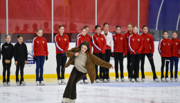 «Лёд не терпит страха»: Евгения Медведева раскрыла секреты катания юным амурским фигуристкам