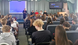 Работа, выплаты и жилье: свыше 150 старшеклассников Благовещенска узнали о перспективах карьеры врача