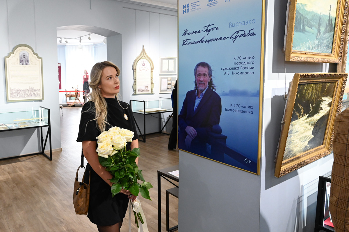 «Он умел творить, дружить, любить»: в Благовещенске открылась выставка к 70-летию Александра Тихомирова