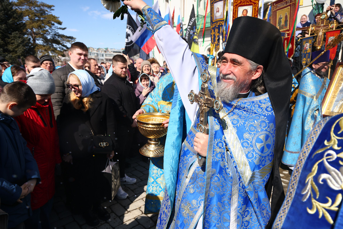 Сотни амурчан собрались в Благовещенске на праздник Албазинской иконы Божией Матери