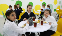 Разнообразная еда, кнопки обратной связи и едомат: как в амурских школах меняют формат общепита