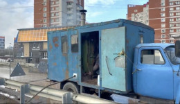 Вода пошла на дорогу: как в Чигирях устраняют весенний потоп