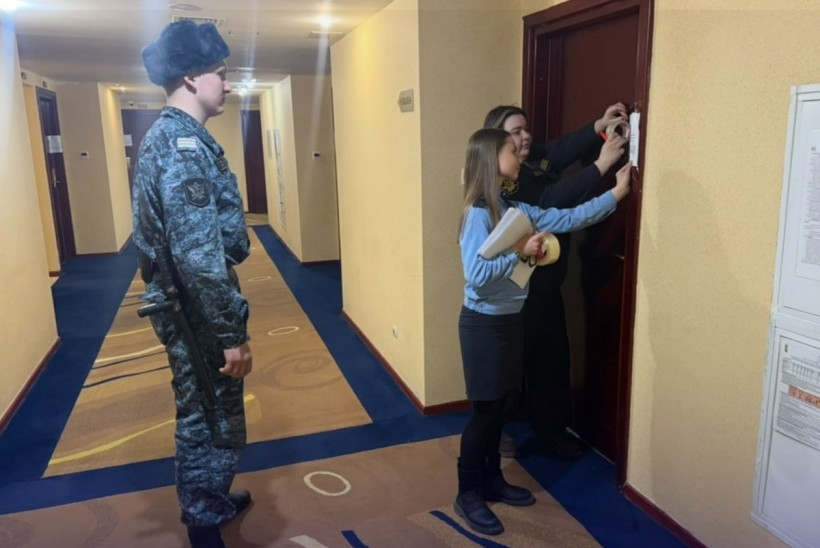 азия приостановка деятельности гостиница приставы