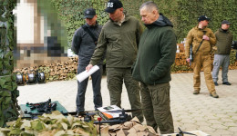 Бойцы ВВО и добровольцы-дальневосточники на СВО получили снаряжение и оружие от Юрия Трутнева