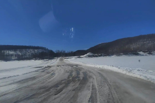 Ледовая переправа на реке Гилюй в Зейском округе