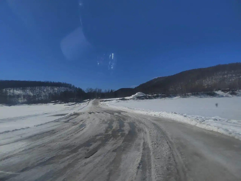 Ледовая переправа на реке Гилюй в Зейском округе