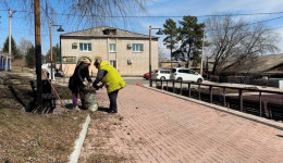 От старой листвы к цветущим участкам: в благоустроенных парках и скверах Приамурья проходят субботники