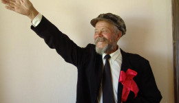 Двойник в кепке: точная копия Ленина разгуливает по Благовещенску