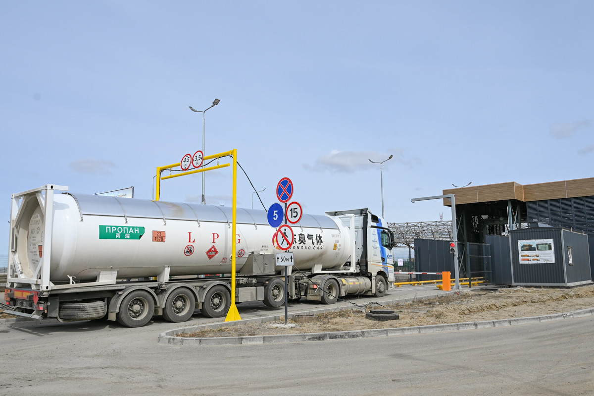 Пересечь границу за 10 минут: как в пункте пропуска «Кани-Курган» проверяют доставленные по мосту грузы из Китая