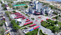 На площади Общественно-культурного центра в Благовещенске монтируют павильоны для экспонентов АЭФ