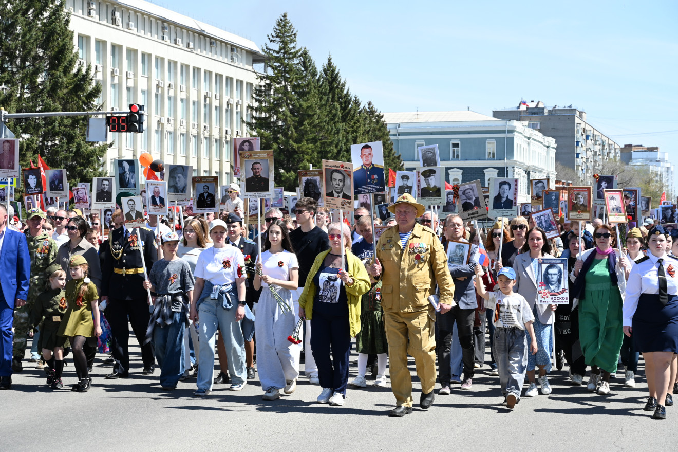Судьба в каждом портрете: журналист «Амурской правды» прошел в рядах «Бессмертного полка»