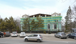 В историческом здании бывшего кардиоцентра Благовещенска приступили к ремонту фасада