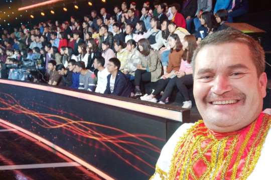 китайский видеоблогер Дун Дэшэн (Дядя Петя)