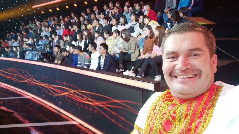 китайский видеоблогер Дун Дэшэн (Дядя Петя)