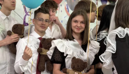 Прозвенел последний звонок: Василий Орлов поздравил амурских выпускников с завершением учебного года