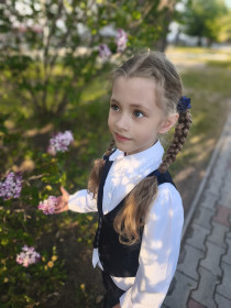 Сирень и девочка, г. Благовещенск