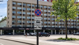 Водители Благовещенска рассказали о причинах своей парковки в запрещенном месте у площади Ленина