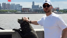 Сергей Лазарев в Благовещенске показал Китай в объективе и потер нос легендарному Дружку