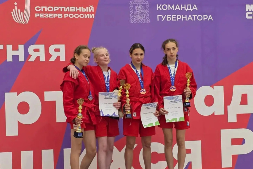 Самбистка Виктория Суборь на пьедестале XIII летней Спартакиаде учащихся России по самбо