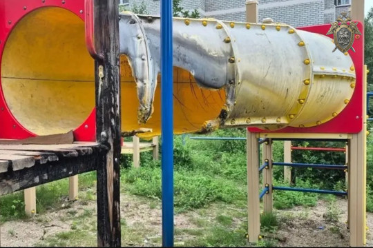 детская площадка ребенок упал травма горка