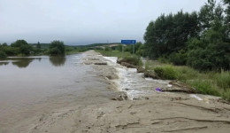 Высокая вода размыла дорогу от Белогорска до села Широкий Лог в Серышевском округе