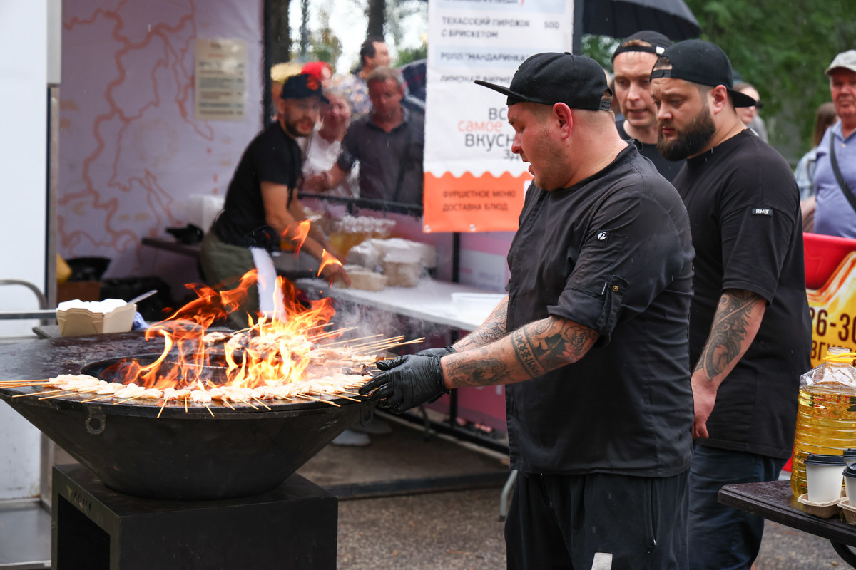 Дождь мангалу не помеха: мясо, выпечка и китайские хиты в первый день «Берегов вкуса» в Благовещенске