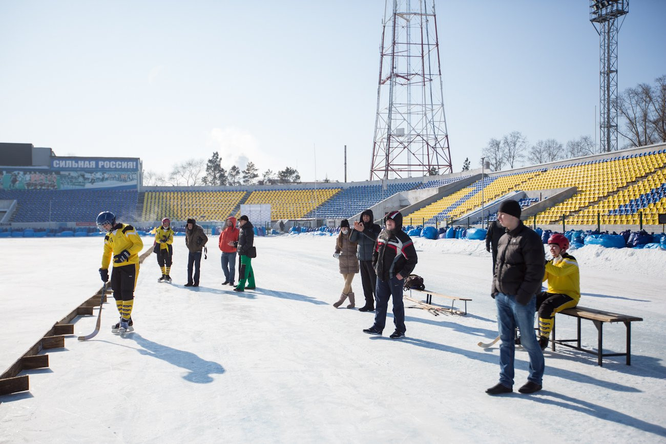 Хоккеисты вышли на лед с мячом