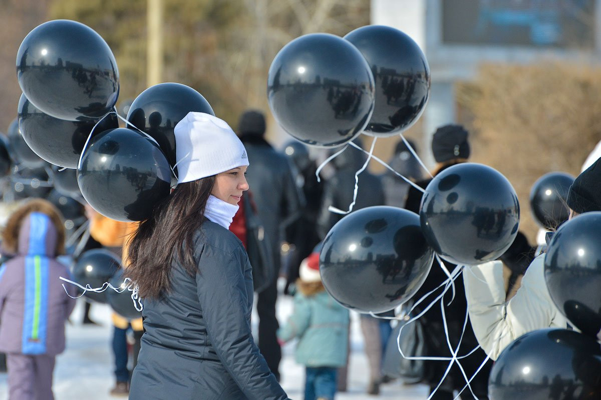 В небо над Благовещенском взмыли черные воздушные шары