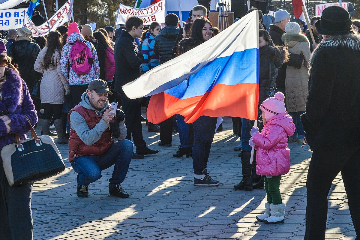 В Благовещенске на митинг в поддержку Крыма собралось около 5 тысяч человек
