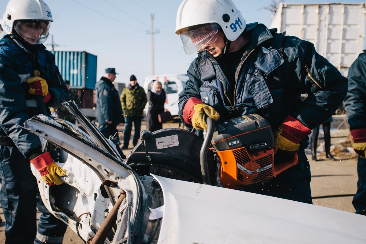 Амурские спасатели учились вытаскивать пострадавших из искореженных машин
