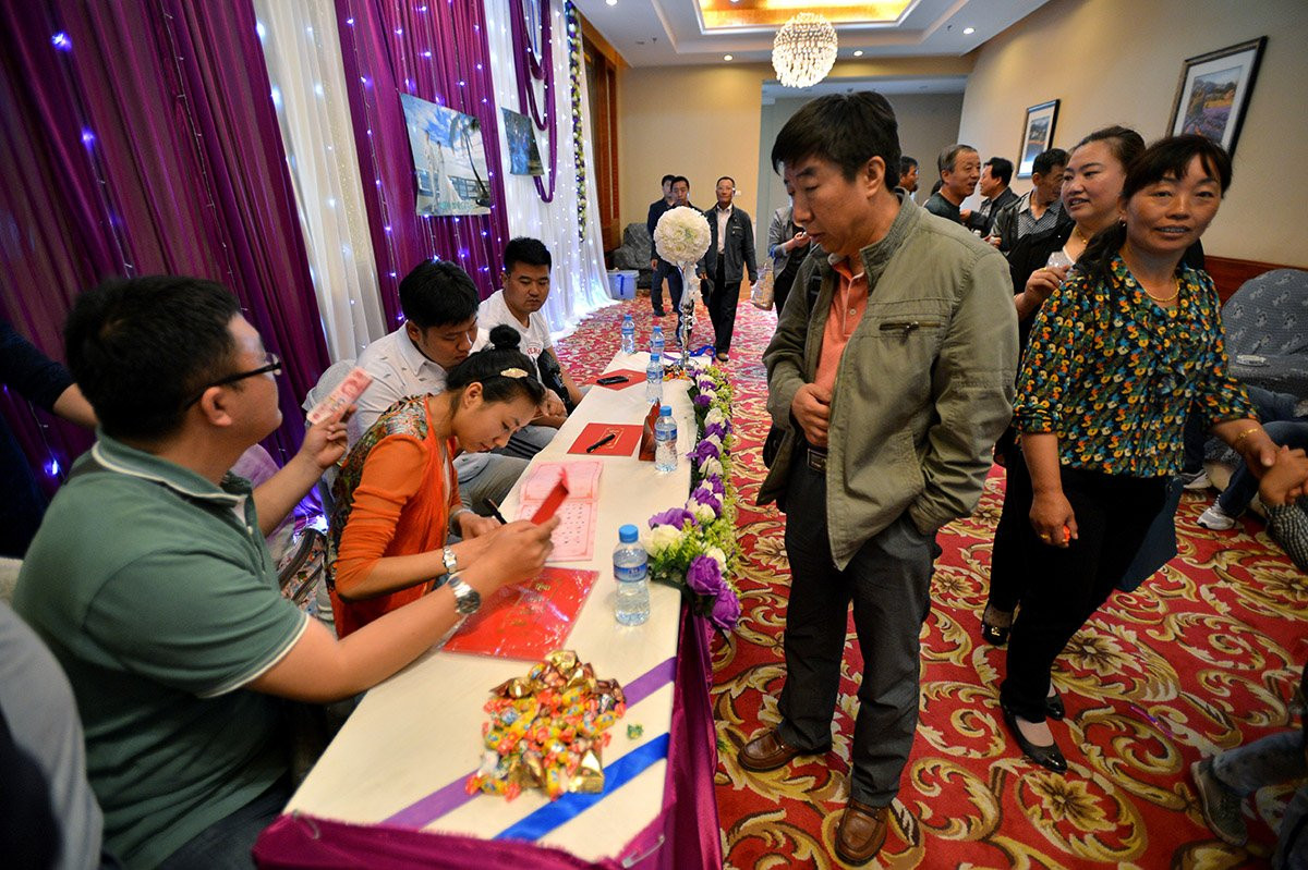 Фотокорреспондент АП погулял на свадьбе в Хэйхэ