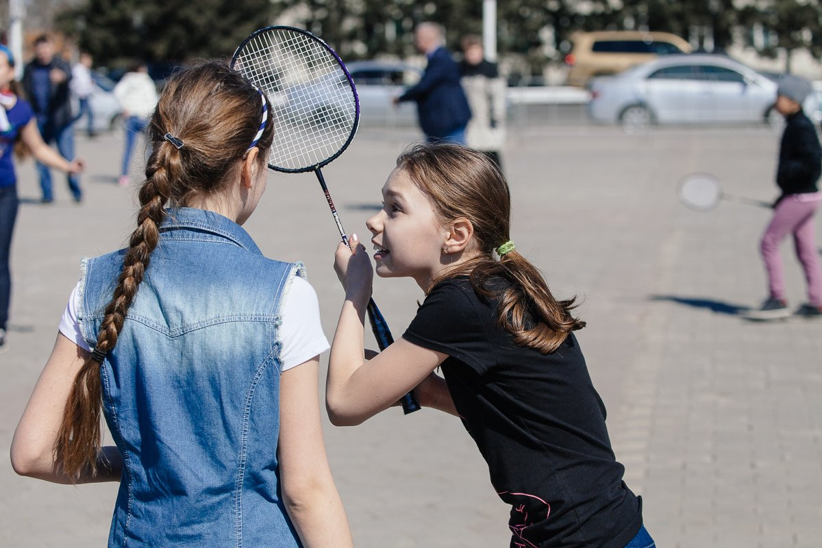 На площади Благовещенска сыграли в бадминтон и установили капсулу космического корабля
