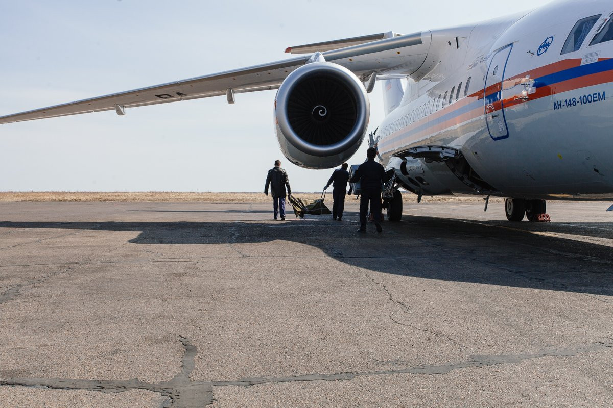 Москвичи повезли пострадавших от пала завитинцев на лечение. Фоторепортаж из аэропорта