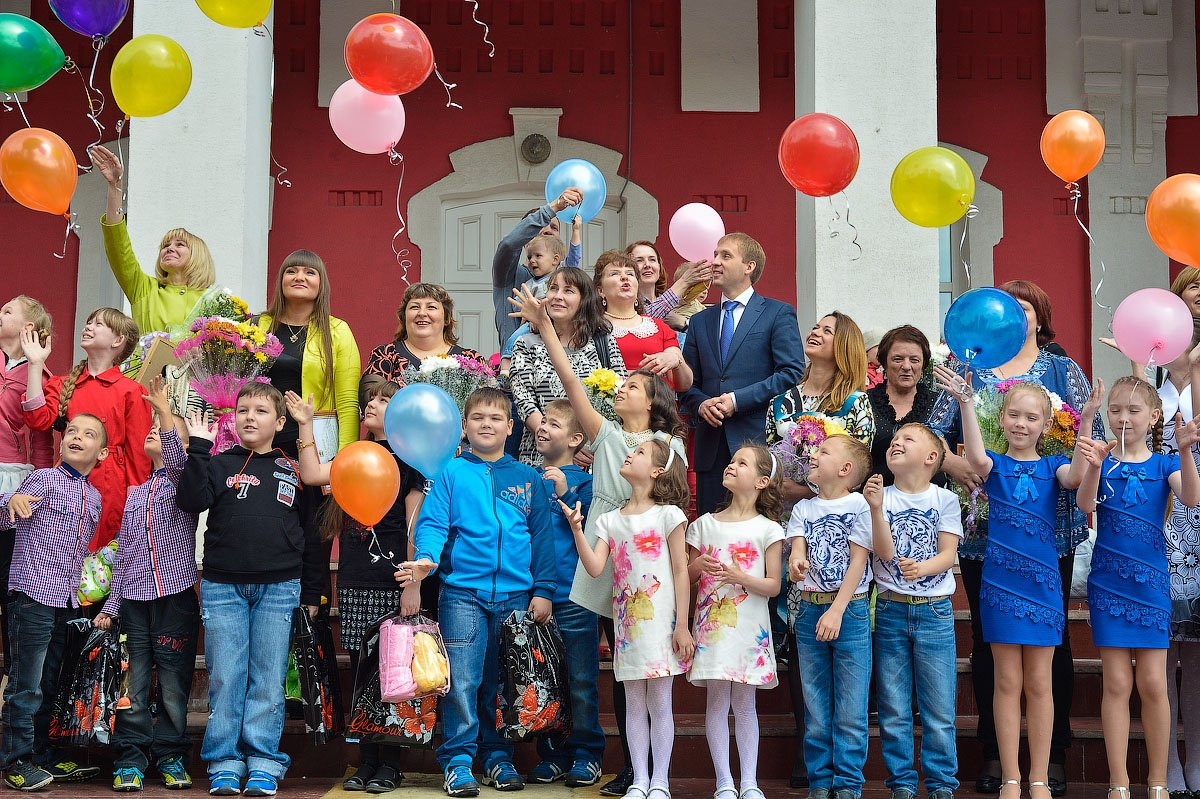 В День семьи в благовещенском загсе поздравили близнецов и двойняшек