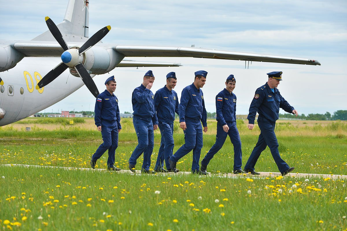 Молодые летчики укрощают бомбардировщики